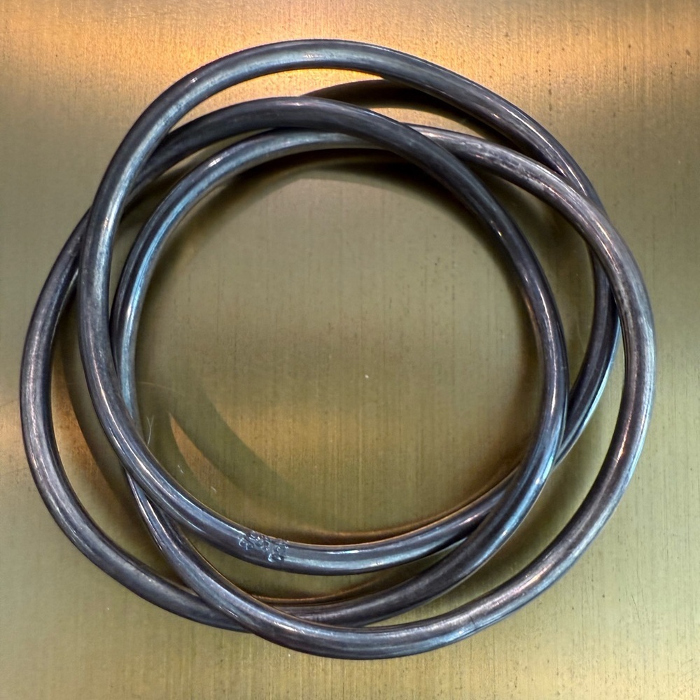 Vintage silver bracelet composed of three interlocking wavy bangles